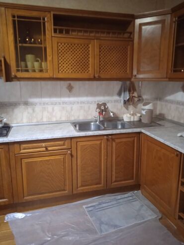 Mətbəx mebeli: Təmiz taxta, uzunluğu 7 metrədən artıq, eni 60 sm (hündürlüyü 90 sm 2 — 2