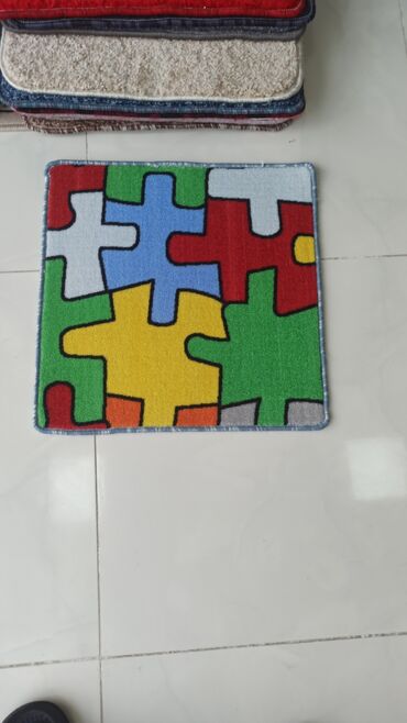 Rəngarəng pazl naxışları ilə bəzədilmiş, kvadrat formalı bu kiçik