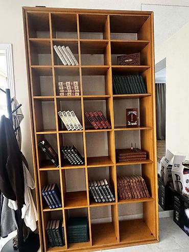 Ağac rəngində çoxbölməli kitab rəfi - Material: laminat/taxta əsaslı