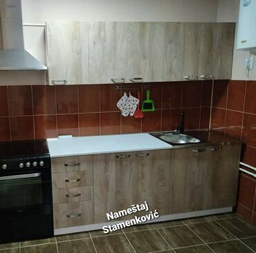 Kuhinjski nameštaj: Kuhinja od iverice 2m sa prohromskim limom i radnom plocom. Moze se — 9