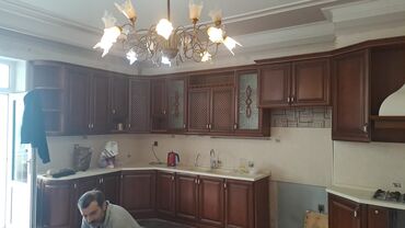 Mətbəx mebeli: Mətbəx mebel. Ölçü 7.7m. agacdandir. Üzəri mərmər. Qiymət 2000m