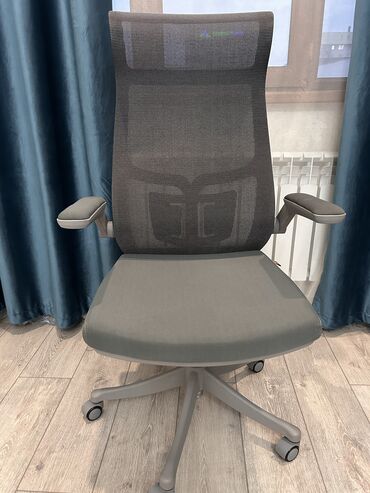кресло кроват: Комплект офисной мебели, Кресло, цвет - Серый, Б/у