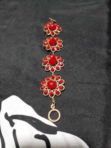 swarovski komplet mindjuse i ogrlica: Narugkica stara sa crvenim kamenjima narukvica ima malo tragova od