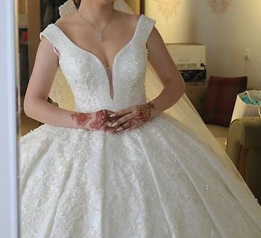 Toy paltarları və aksesuarları: Gəlinlik – klassik “ball gown” silueti - Rəng: qar kimi ağ - Üst — 1