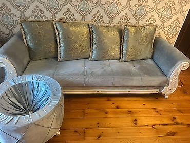 Klassik üslubda yumşaq mebel dəsti satılır.Səliqəli istifadə olunub