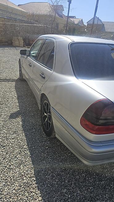 w202 rezin: Mercedes‑Benz sedan Xüsusiyyətlər: - Kuzov: sedan, gümüşü rəng - — 6