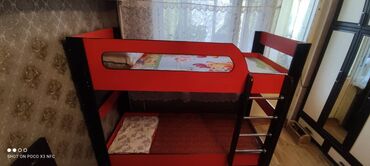 лофт мебели: Двухъярусная кровать с лестницей, выполненная в ярких красных и черных