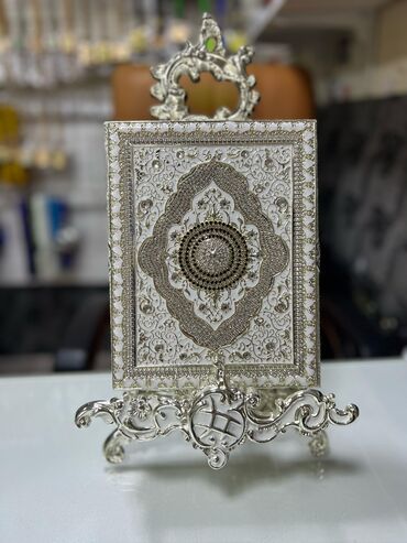 Dini kitablar: .Demir quran qablari 80 manatdan baslayir. Plastik quran qablâri 50 — 4