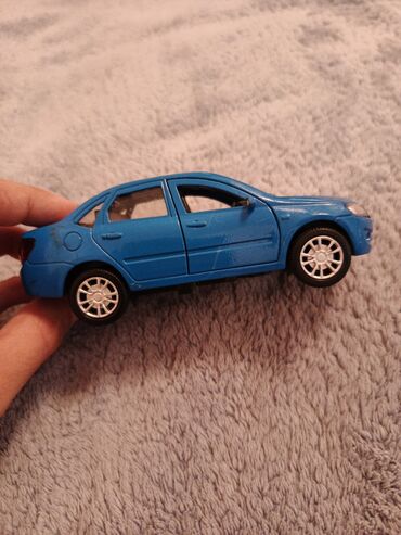 Искусство и коллекционирование: Mavi rəngli Lada Granta model avtomobil oyuncağı. Bu, real Lada Granta