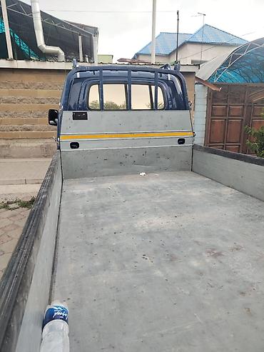 byd pro: Hyundai Porter II — малотоннажный бортовой грузовик синего цвета — 6