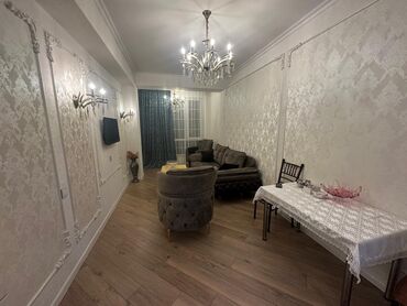 Ev üçün digər mebel: Zərif klassik üslubda tam mebelləşdirilmiş qonaq otağı dəsti - Divan — 14