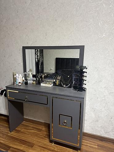 Komodlar: Mebel: Güzgülü makiyaj masası - Rəng: Tünd boz (antrasit) – qızılı — 1
