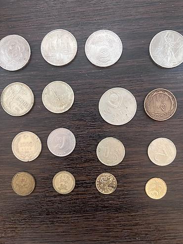 Kolleksiya üçün müxtəlif ölkə və illərə aid xırda pul sikkələri dəsti