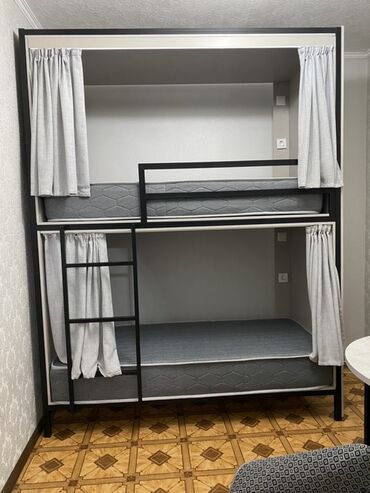 Двухъярусные детские кровати: Двухъярусная кровать с металлическим каркасом и серыми матрасами — 8