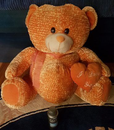 narandžasta haljina: PLISANI MEDA - Jako veliki. Ima srce i pise I love you. kao nov !