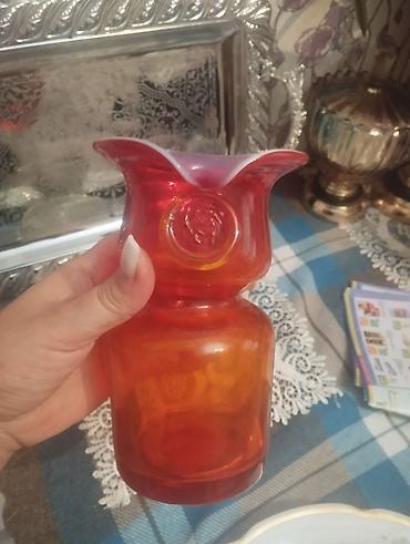 Qədimi Qırmızı-şəffaf şüşədən dekorativ vaza/şamdan - Material