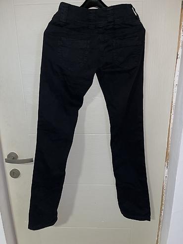 haljine bele: Crne ženske pantalone uskog kroja, jednostavnog i lako uklopivog — 3