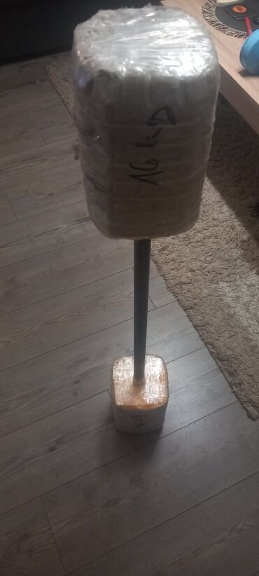 Tegovi za vežbanje: Tegovi od 1, 5kg 2 kom. 3kg 2kom i 1 od 5.4kg i 1 od 16 kg pravljen od — 9