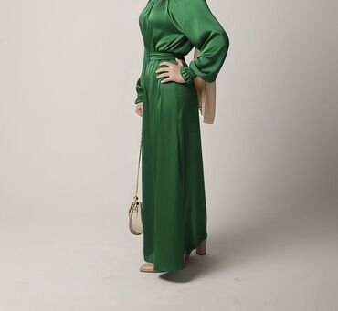 вечернее зеленое платье: Вечернее платье, Длинная модель, Атлас