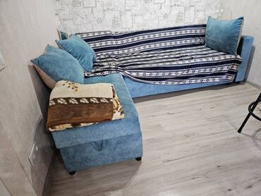 диван из палет: Угловой диван, цвет - Голубой, Б/у