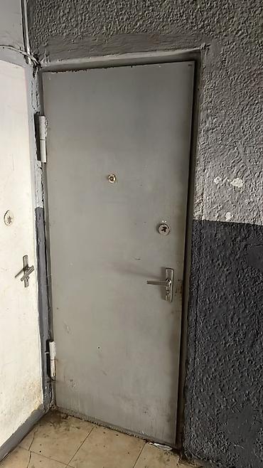 Metal giriş qapısı satılır. Qapı komple qutu ilə birlikdədir və