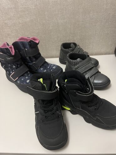 Детская обувь: Зимняя обувь синие с сердечками размер 31 цена 1600, черные размер