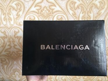Кроссовки и спортивная обувь: Продаётся женская Обувь фирмы Balenciaga ! В большом количестве Оптом