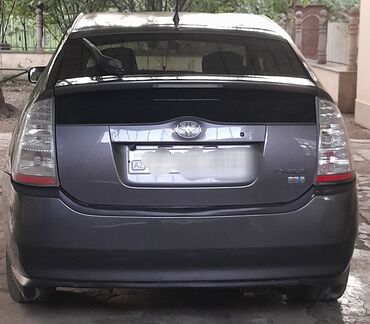 Toyota: Toyota Prius (2-ci nəsil) – hibrid hetçbek Xüsusiyyətlər: - Gümüş-boz — 4