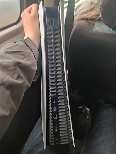 PS5 (Sony PlayStation 5): PlayStation 5 (версия с дисководом) + 2 геймпада DualSense — 1