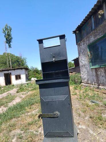 филтры для воды: Металлическая умывальная раковина с тумбой и зеркалом. Оснащена краном