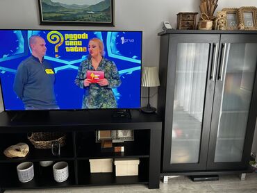 krevet na sprat forma ideale: TV komoda crne boje Dimenzije 150x65x40 Razmak izmedju polica 64x25