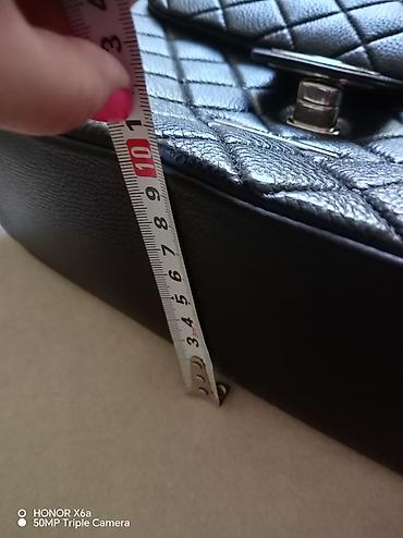 Torbe: Ženska torba preko ramena – crna, proštepana, sa lancem - Materijal — 2
