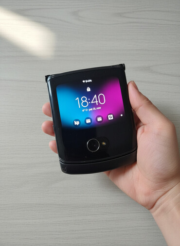 Motorola: Motorola Razr 2023, 256 GB, bоја - Crna, Otisak prsta, Bežični punjač, Dual SIM — 1