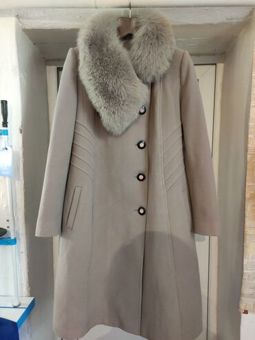 Другая женская одежда: Бежевый пальто 46-48 баасы 4000 миң Кызыл Куртка 48-50р баасы 2000 миң