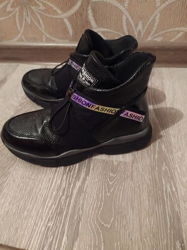 черные мужские ботинки: Ботинки для девочек в идеальном состоянии, купили весной, одевала