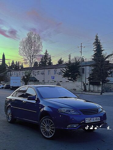 Digər avtomobillər: Göy rəngli, dördqapılı, lyuklu sedan tipli avtomobil. Ön hissədə qara — 5