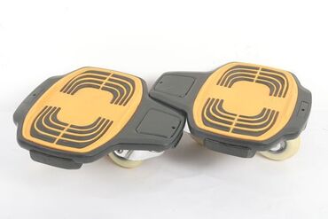 роликовые красовки: Два отдельных скейтборда для двух ног, каждая доска с 2 колесами