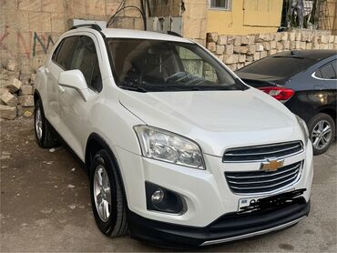 азербайджан авто: Ağ rəngdə olan Chevrolet Trax krossoveri. Bu model, rahat interyeri və