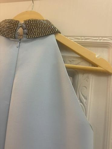 versage sep: Zərif açıq mavi rəngdə kokteyl/axşam libası. - Model: halter tipli — 3