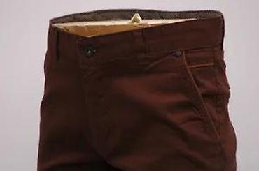 Pantalone: Muške pantalone u tamno braon boji, stilizovane kao čino pantalone — 13