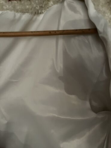 Kaputi: Beli damski kaput od boucle tkanine sa krznenim detaljima - — 11