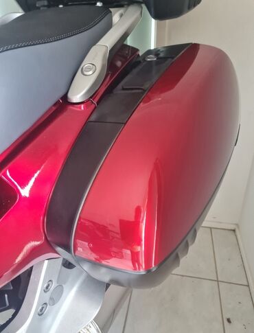 zastita od sunca za sofersajbnu: Honda ST1300 Pan European, u bordo boji, sa bočnim koferima i zadnjim