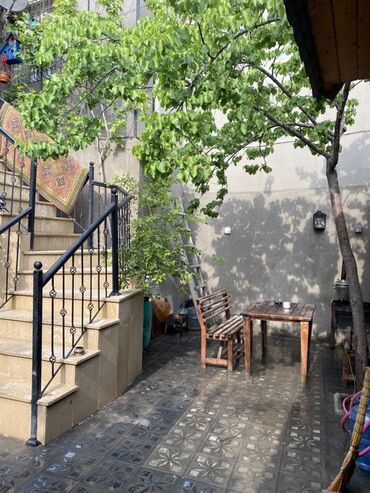 Həyət evləri və villaların satışı: Fərdi yaşayış evi, iki mərtəbəli, geniş həyəti və terraslı. Evin — 11