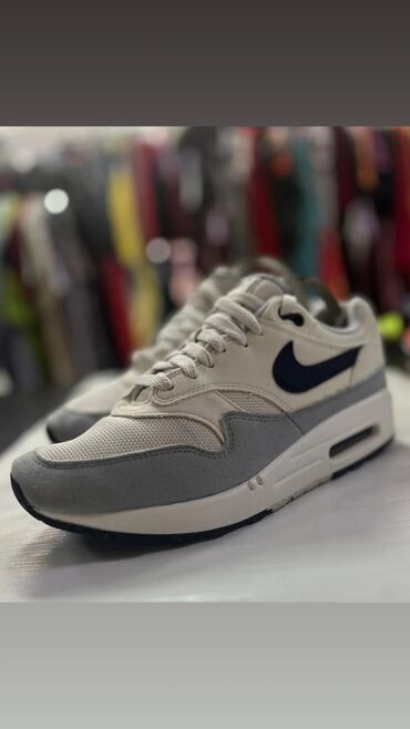 зимные кроссовки: Кроссовки Nike Air Max, выполненные в светлых тонах, с акцентами