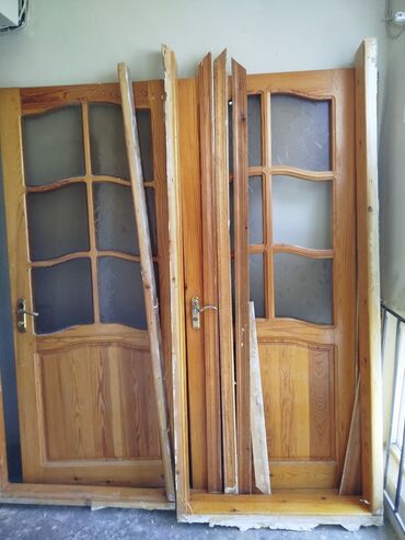 Otaq qapıları: Taxta materialdan hazırlanmış, şüşəli hissələri olan qapı. Bu qapı