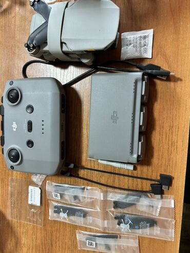 па 4: Портативный дрон DJI Mini в комплекте с контроллером, зарядным