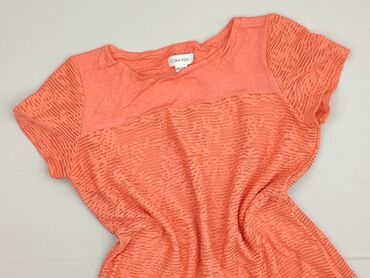 Top Calvin Klein w kolorze koralowym z krótkim rękawem. Wykonany z