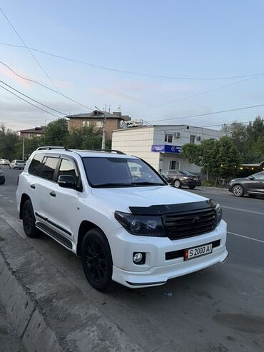 toyota жип: Белый внедорожник Toyota Land Cruiser с черными дисками и обвесом