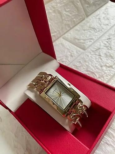 Ručni satovi: GUESS ženski ručni sat – pravougaono kućište i ukrasna narukvica sa — 19