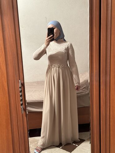 продаю бу вещи: Продаю платье 👗 Все закрыто, в хорошем состоянии! Стойка воротник